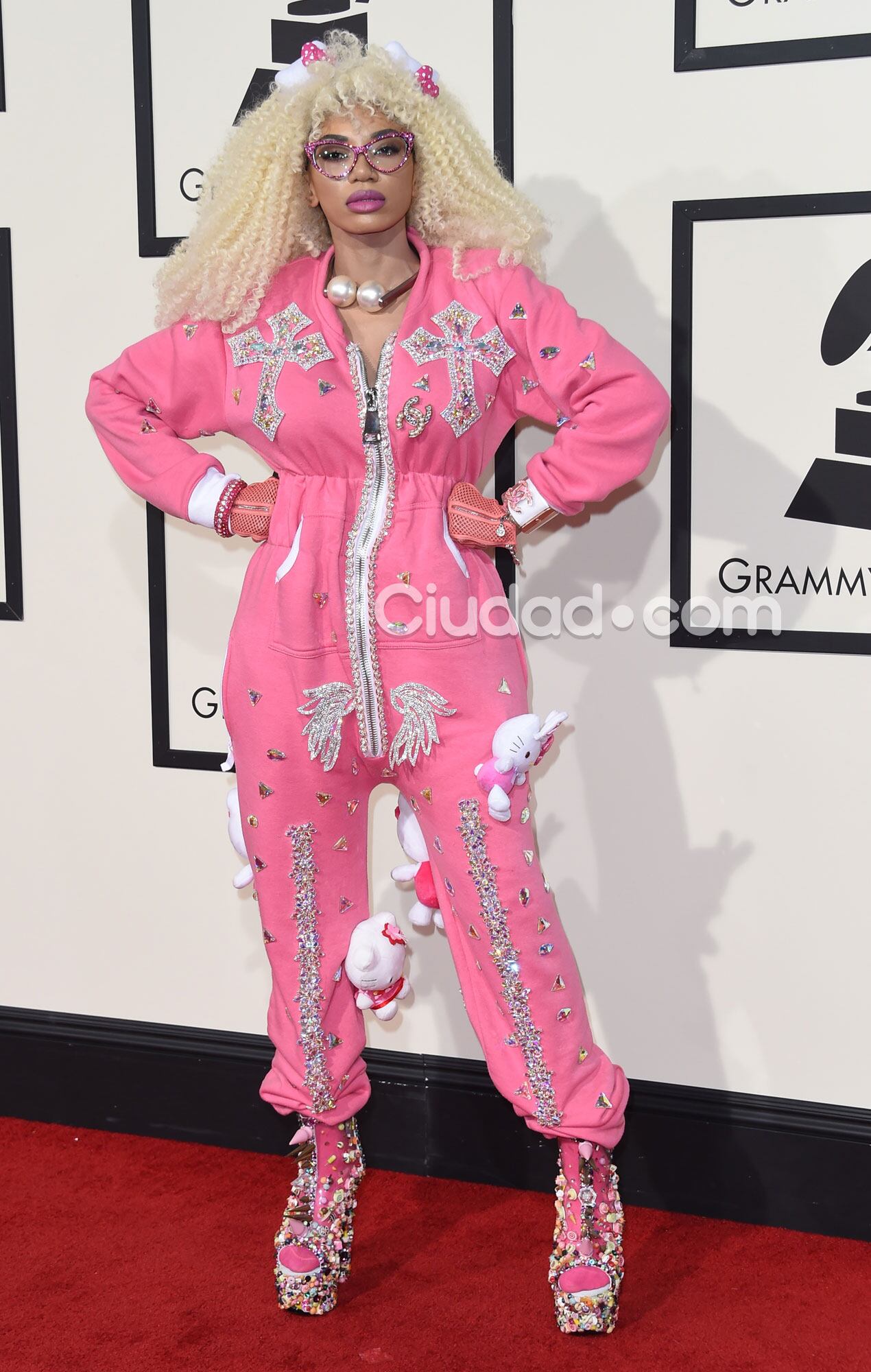 Dencia y un  look... raro, por definirlo de alguna manera (Fotos: AFP). 