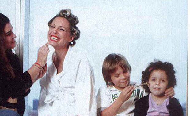Denis Dumas, con sus hijos en la previa de los Martín Fierro (Foto: Revista Gente)