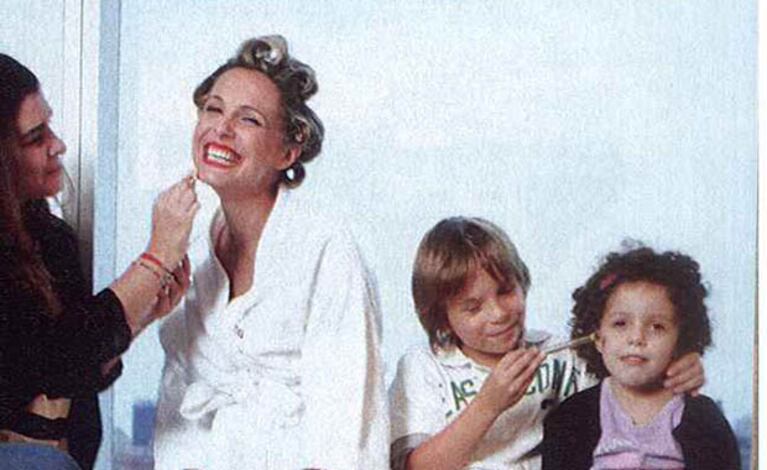 Denis Dumas, con sus hijos en la previa de los Martín Fierro (Foto: Revista Gente)