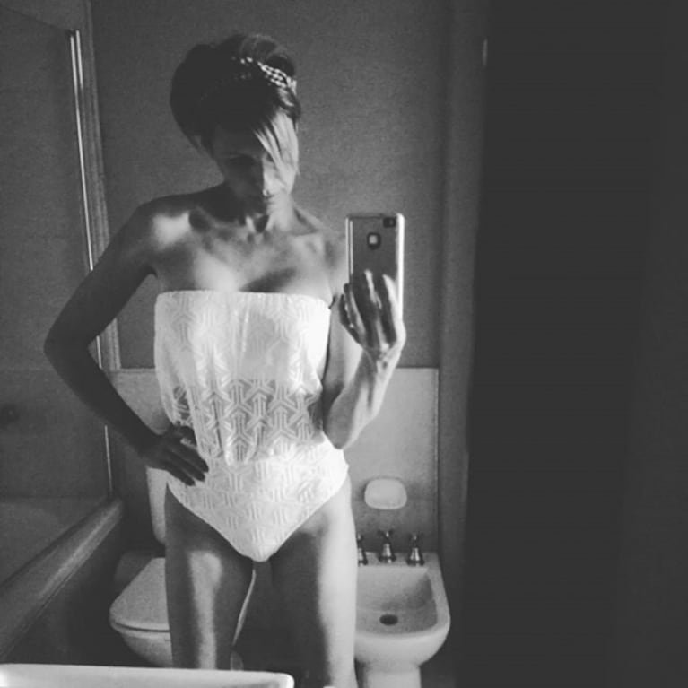 Denise Dumas y su selfie sexy en malla adelantando el verano