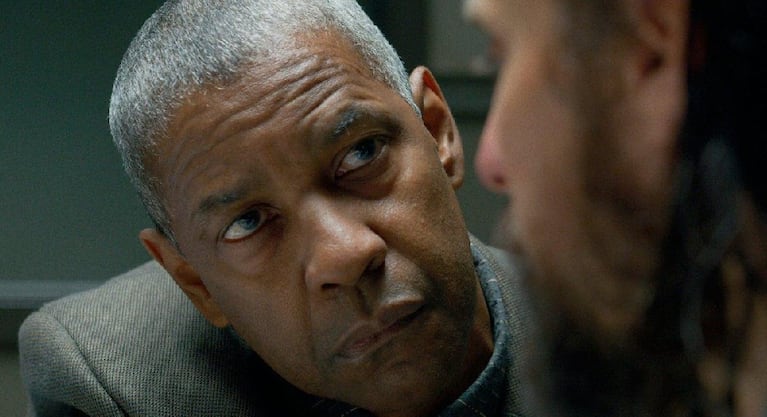 Denzel Washington aporta su habitual carisma a un personaje complejo.