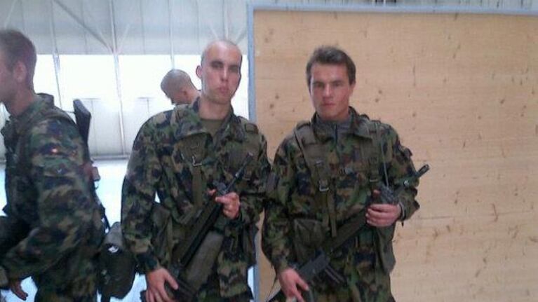 Derecha: Jan Tibai, junto a un compañero en el ejército suizo. (Foto: Facebook Jan Aleksandar Tibai)