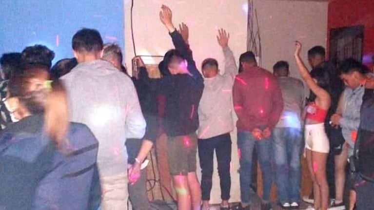 Desactivan una fiesta clandestina en Pilar con 400 personas: cobraban 6 mil pesos la entrada