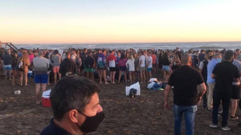 Desactivan una fiesta con cerca de 2.000 personas en la playa