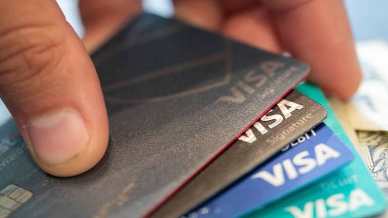 Desarticularon una banda que robaba datos de tarjetas de crédito para hacer pagos online