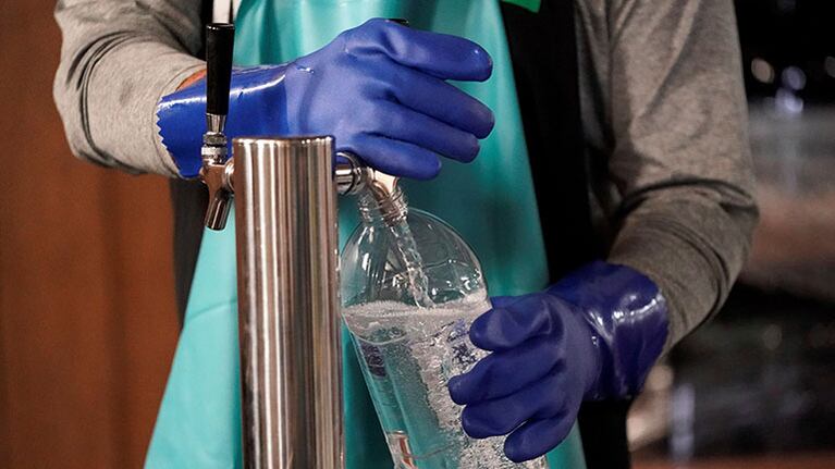 Desbaratan una banda que producía y vendía alcohol en gel y productos sanitarios truchos