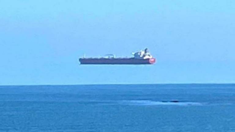 Desconcierto en Inglaterra por un barco que “flota” sobre el mar