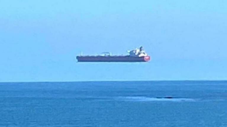 Desconcierto en Inglaterra por un barco que “flota” sobre el mar
