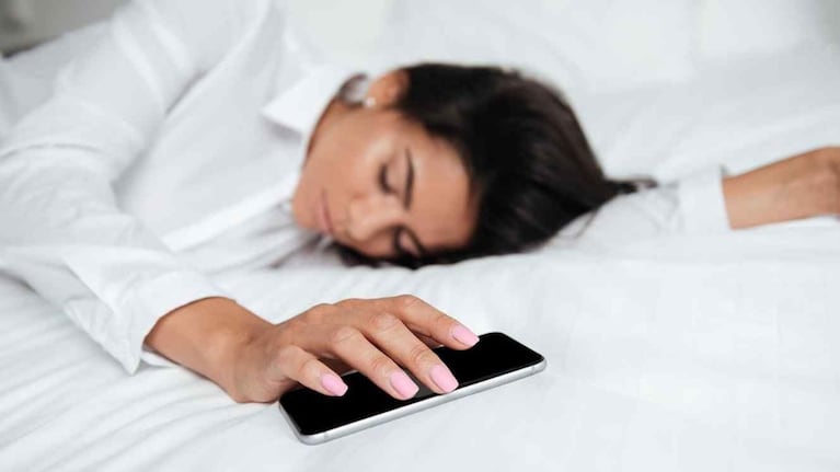 Descubrí los peligros de dormir cerca de tu celular