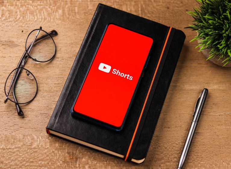 Desde hace 16 años, YouTube ofrece el YPP para facilitar a los creadores acceso a recursos de monetización y asistencia. 


