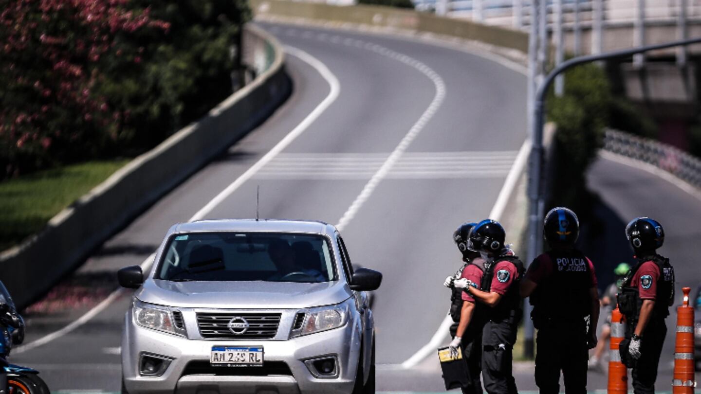 Desde hoy rige el Certificado Único Habilitante para Circulación de Emergencia COVID-19.  Foto: EFE.