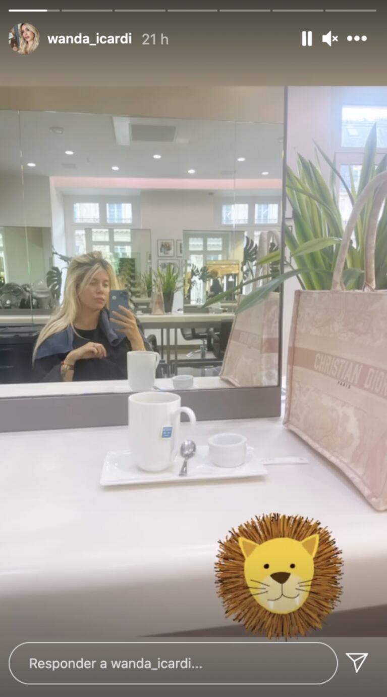 Desde la peluquería, Wanda Nara invitó a sus seguidores a votar si se mantiene rubia o se tiñe de morocha