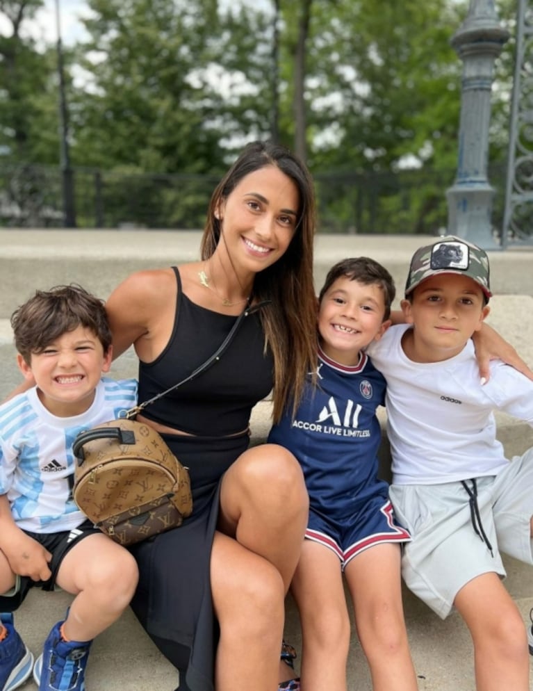 Desde París, Antonela Roccuzzo compartió inéditas fotos con sus hijos