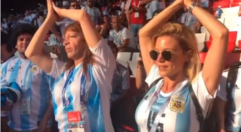 Desde Rusia, Eva Anderson alentó a la Selección y se divirtió con los famosos