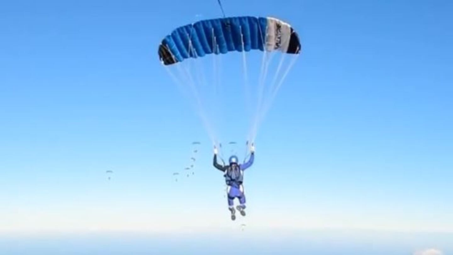 Desesperante: un paracaidista atraviesa a un grupo de colegas a más de 240 km por hora.