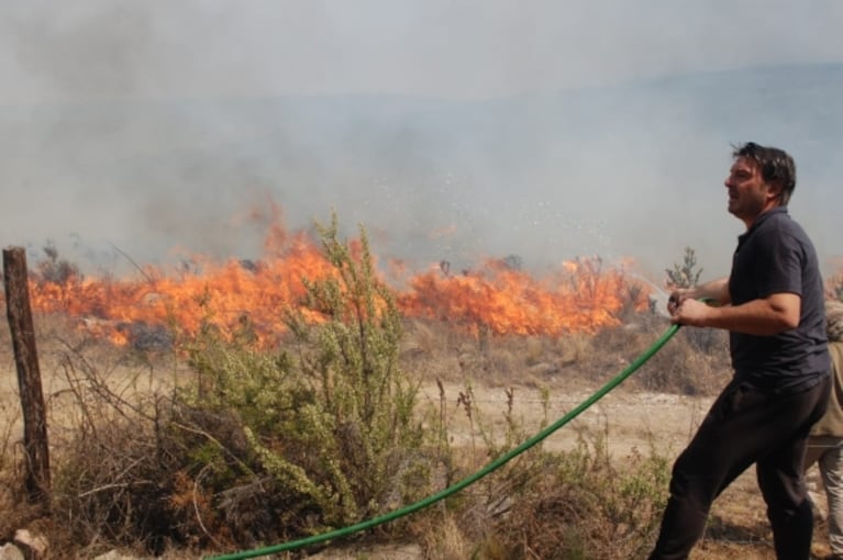 Desesperantes imágenes de Damián de Santo combatiendo el fuego que acecha a sus cabañas en Villa Giardino