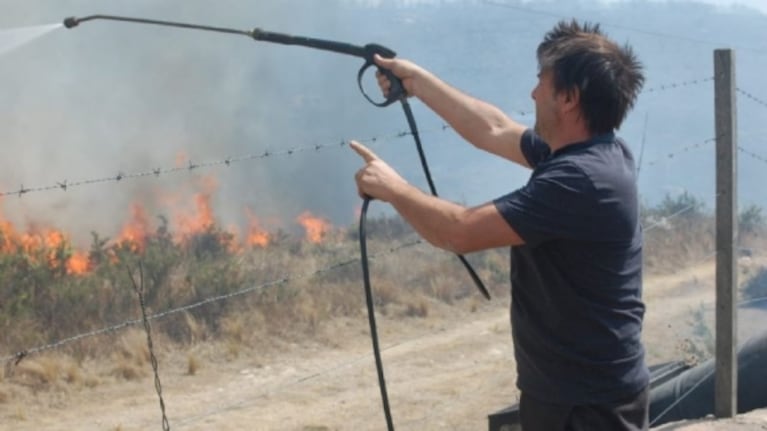 Desesperantes imágenes de Damián de Santo combatiendo el fuego que acecha a sus cabañas en Villa Giardino