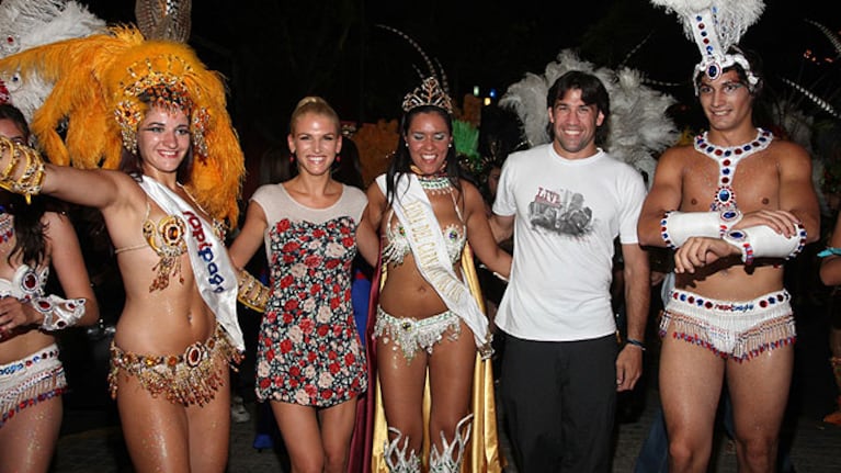 Desfile de diosas en el comienzo del Carnaval de Gualeguaychú