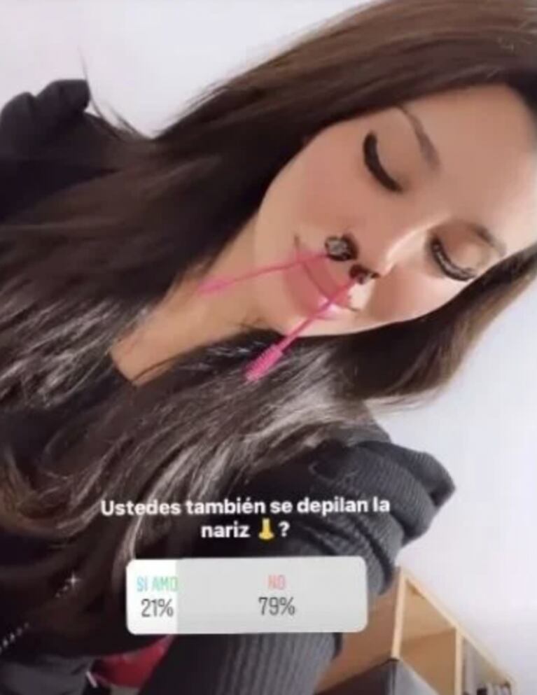 Desopilante foto de Charlotte Caniggia depilándose la nariz: "¿Ustedes también lo hacen?"