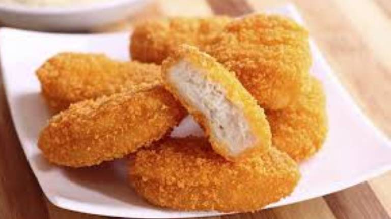 Despide a niñera tras darle pollo a sus hijos vegetarianos y pide indemnización por “daño emocional”