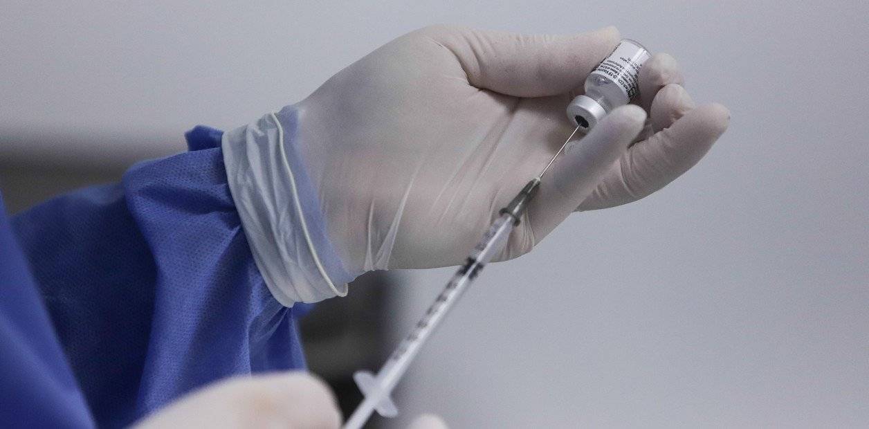 Después de la primera dosis de la vacuna de Pfizer se reduciría 85% el riesgo de coronavirus