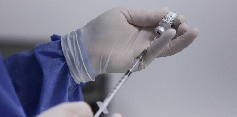 Después de la primera dosis de la vacuna de Pfizer se reduciría 85% el riesgo de coronavirus