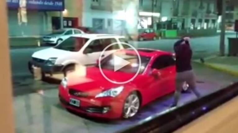 Destrozó el auto de su novio tras encontrarlo en hotel ¡con su hermana!