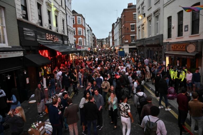 Detectan casos de coronavirus en varios pubs de Inglaterra tras su reapertura