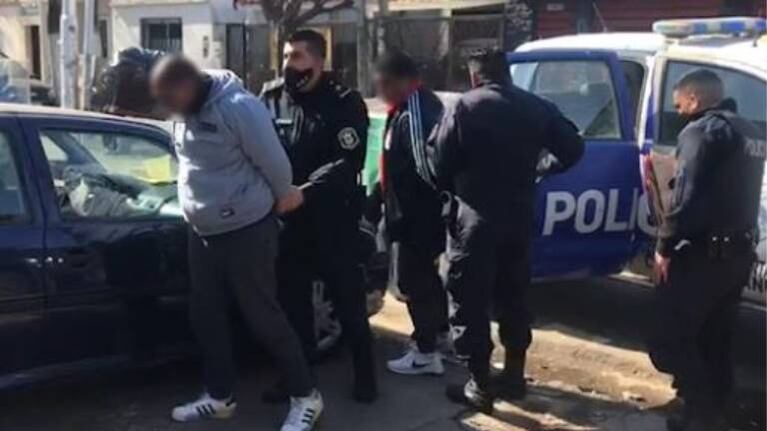 Detienen a seis hombres y una mujer que se hacían pasar por remiseros para comercializar cocaína