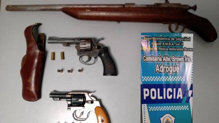 Detienen a una mujer de 61 años denunciada por hostigar con una carabina a sus vecinos en Adrogué