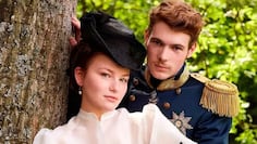 Devrim Lingnau interpreta a Elisabeth "Sisi" von Wittelsbach, la Emperatriz de Austria; mientras que Philip Froissant a Francisco José I de Austria.