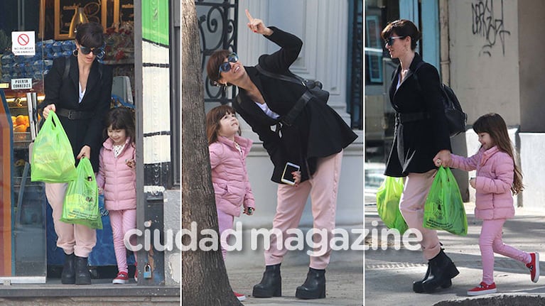 ¡Día de chicas! Griselda Siciliani y su hija, Margarita, de compras por las calles de Palermo. (Foto: Movilpress)