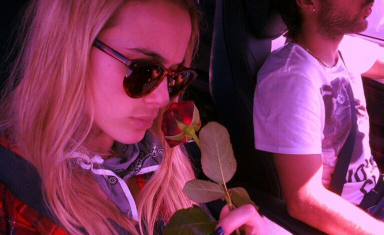 "Día de paseo por Colonia (Alemania). Con rosa de regalo y todo! ♥", escribió Chechu Bonelli en Twitter. 