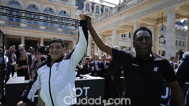 Diego Armando Maradona y Pelé sellaron su reconciliación en París. (Foto: AFP)