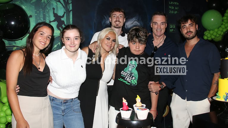Diego Fernando Maradona festejó los 13 años con su mamá, Mario Baudry, sus hijos y respectivas parejas. (Foto: Movilpress)
