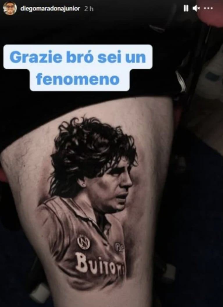 Diego Junior homenajeó a su papá y se tatuó el rostro de Diego Maradona en su pierna: "Sos un fenómeno"