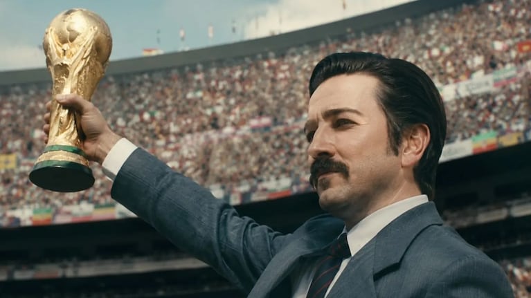 Diego Luna como Martín de la Torre, el burócrata que impulsa la candidatura mexicana al Mundial.