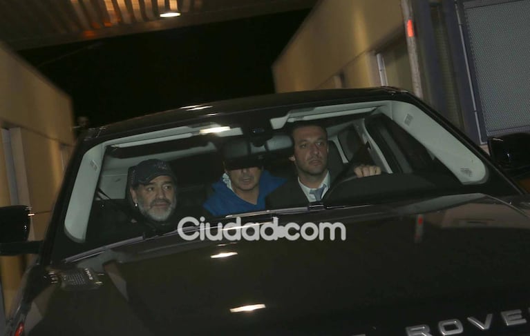 Diego Maradona, camino a la casa de Verónica Ojeda, junto a sus abogados. (Fotos: Movilpress)