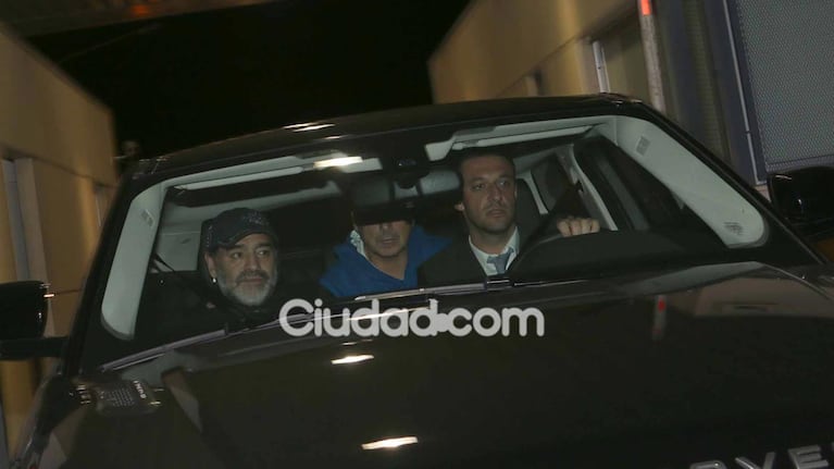Diego Maradona, camino a la casa de Verónica Ojeda, junto a sus abogados. (Fotos: Movilpress)