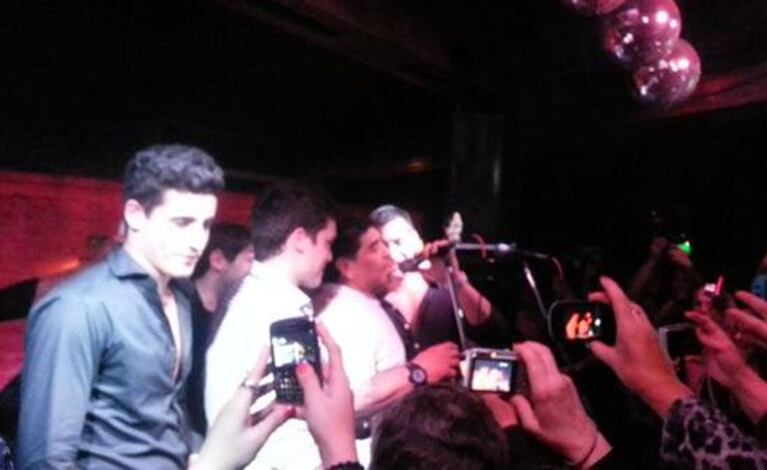 Diego Maradona cantando con Los Arándanos (Foto: Twitter). 