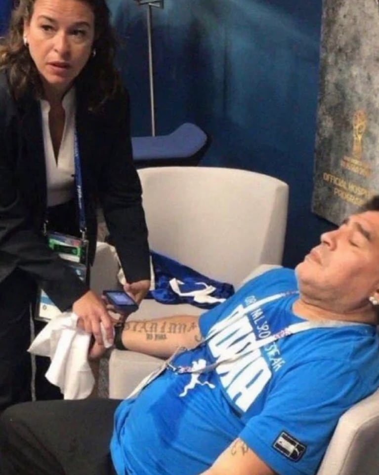 Diego Maradona es asistido en el Mundial de Rusia 2018