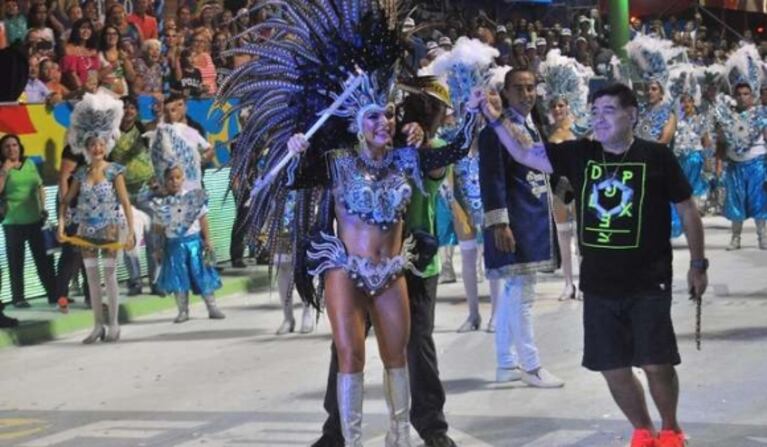 ¿Diego Maradona,  "flasheado" por una pasista del Carnaval de Corrientes? Picante chicana de Ojeda a Rocío Oliva tras los rumores: "¡Aguanten las correntinas, son divinas!"