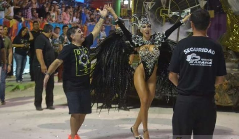 ¿Diego Maradona,  "flasheado" por una pasista del Carnaval de Corrientes? Picante chicana de Ojeda a Rocío Oliva tras los rumores: "¡Aguanten las correntinas, son divinas!"