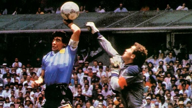 Diego Maradona haciendo "La mano de Dios" a Inglaterra en México ´86 (Foto: captura La TV Pública)