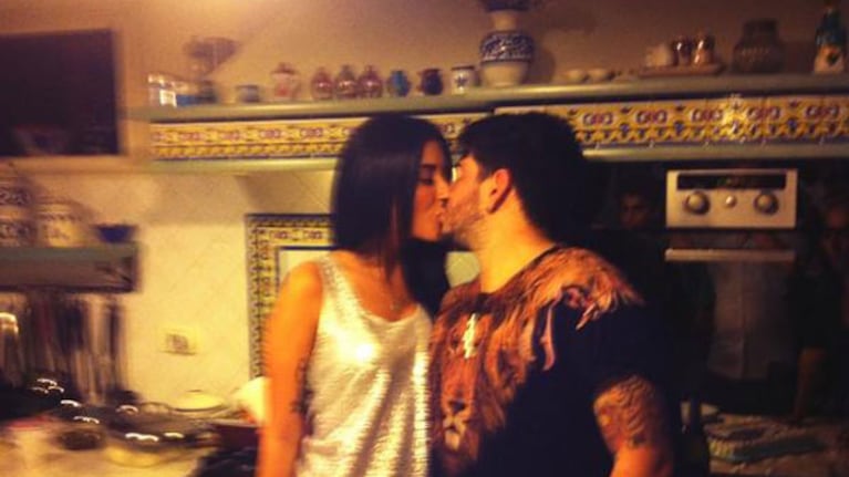 Diego Maradona Jr. y el piquito de cumpleaños con su novia. (Foto: Twitter)