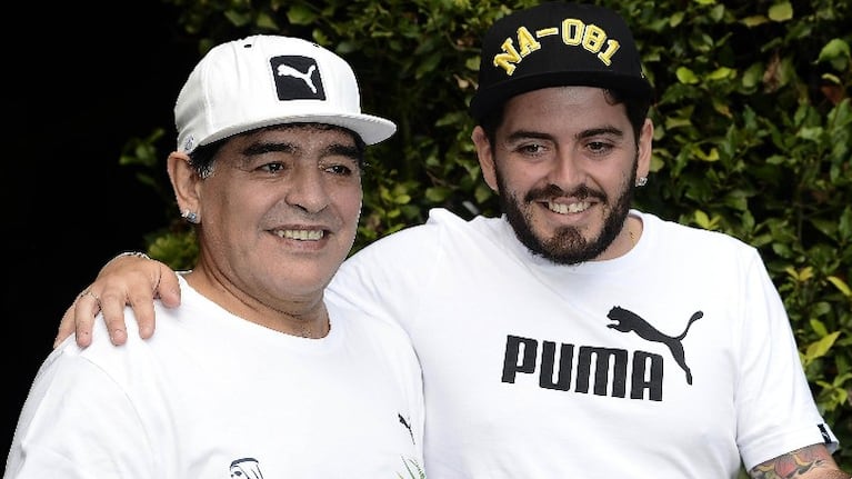Diego Maradona Jr. y su papá, Diego Maradona. Foto: AP.