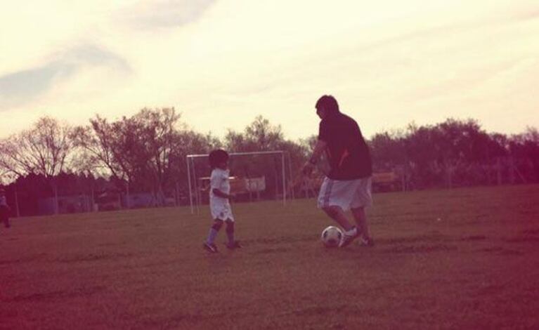 Diego Maradona jugando al fútbol con su nieto, Benjamín (Foto: Twitter).