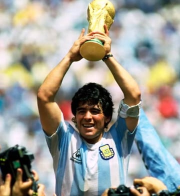 Diego Maradona levanta l Copa del Mundo en una imagen esperada por todos los argentinos.