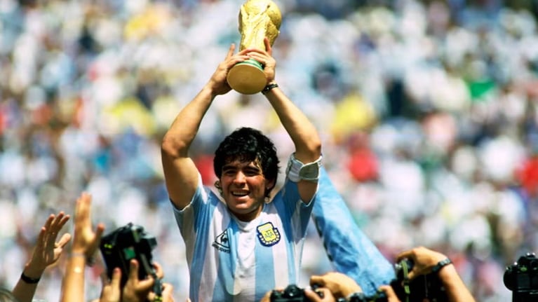 Diego Maradona levanta l Copa del Mundo en una imagen esperada por todos los argentinos.