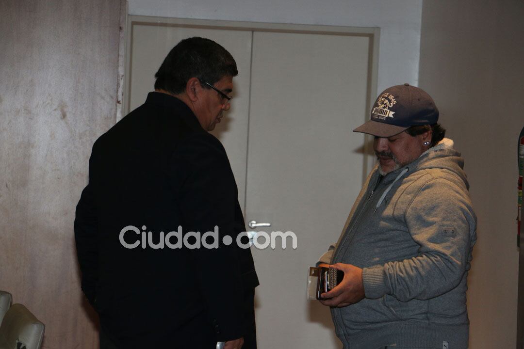  Diego Maradona se fue solo a Dubai tras pelearse con Rocío Oliva. (Foto: Movilpress / Ciudad.com)